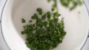 韭菜洗凈，切粒。