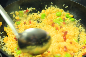 然后加入炒好的食材混合均勻，炒熟即可。出鍋前加少許黑胡椒、鹽和蔥花就可以啦?。?！