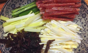 黑木耳泡發(fā)，黑木耳、韭黃、雷筍、青椒切成絲。