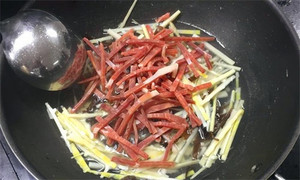火腿絲、筍絲、黑木耳絲汆水后，瀝干。