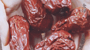 紅棗洗凈，對(duì)半剪開(kāi)。