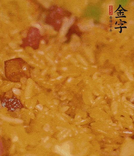 放一撮鹽、生抽少許，倒入炸好的芋頭。最后撒蔥花、蒜末翻炒均勻。