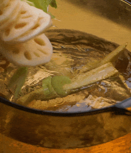 把玉米筍（對半切開）、西芹（切斜片）、蓮藕（切片），放入開水鍋內(nèi)，加點少許鹽、油，汆燙2分鐘。