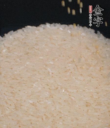 大米和小米一起燜成米飯。