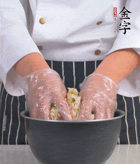 米飯中放西蘭花碎、咸肉丁，加少許黑胡椒、十來滴橄欖油拌勻。