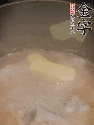 排骨洗凈，加生姜、黃酒焯水，溫水洗凈備用。