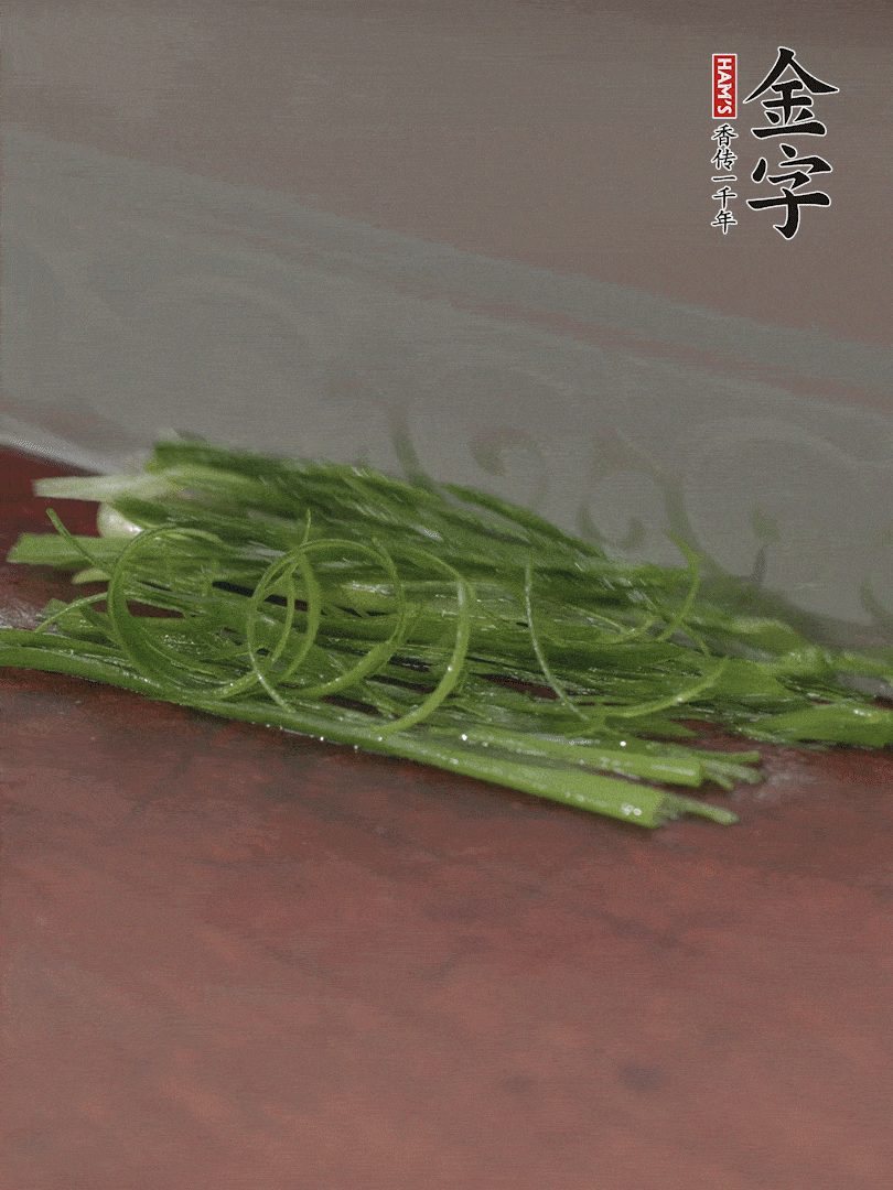 生姜切薄片，紅椒切細(xì)絲，小蔥蔥綠切細(xì)絲，泡入冰水中保持新鮮。