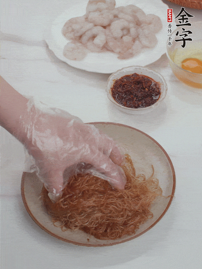 粉絲泡軟后，入沸水煮10秒，撈出后加1/2勺老抽、1/2勺食用油挑松。