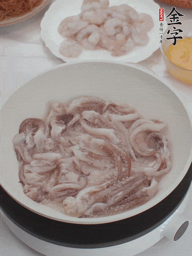 蝦仁、魷魚滑油，蛋液炒制半熟。