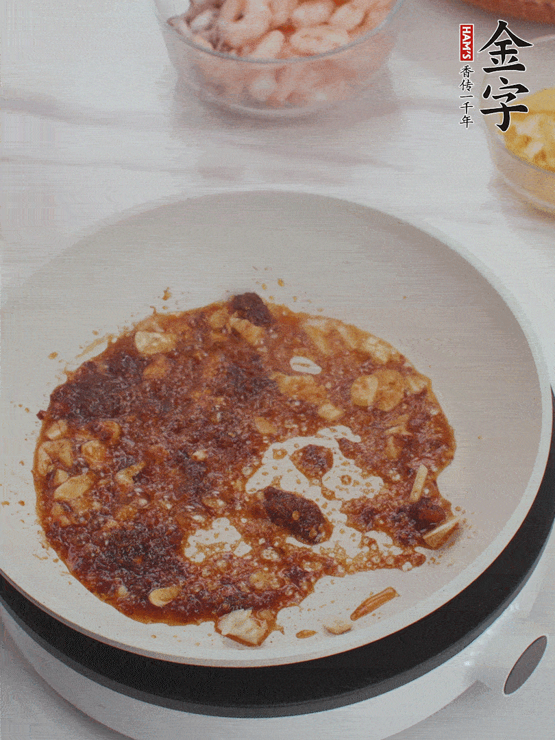 冷鍋熱油，1大勺金字火腿XO醬、蒜末炒香，倒粉絲一起炒。