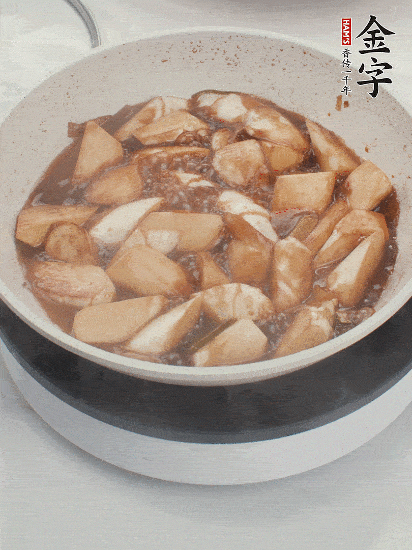 待茭白煸到微微發(fā)黃加入調(diào)好的味汁翻炒。加一小碗清水蓋蓋子燜3-4分鐘。