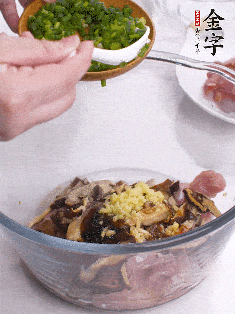 雞肉、香菇混合，加清水1/3杯、料酒1勺、蠔油1勺、鹽1勺、糖1/4勺、白胡椒1/4勺、食用油1勺、香油1/4勺、姜末、蔥花，攪拌均勻腌制2小時。