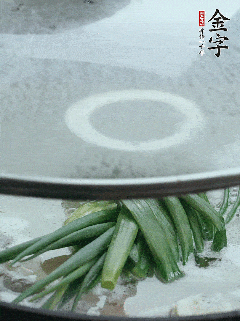 加蔥結去腥，大火開后中火燒20分鐘。