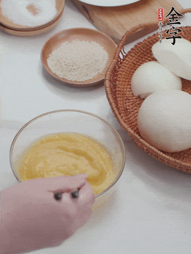 2個(gè)雞蛋加入1小勺鹽、1/2小勺胡椒粉打散。