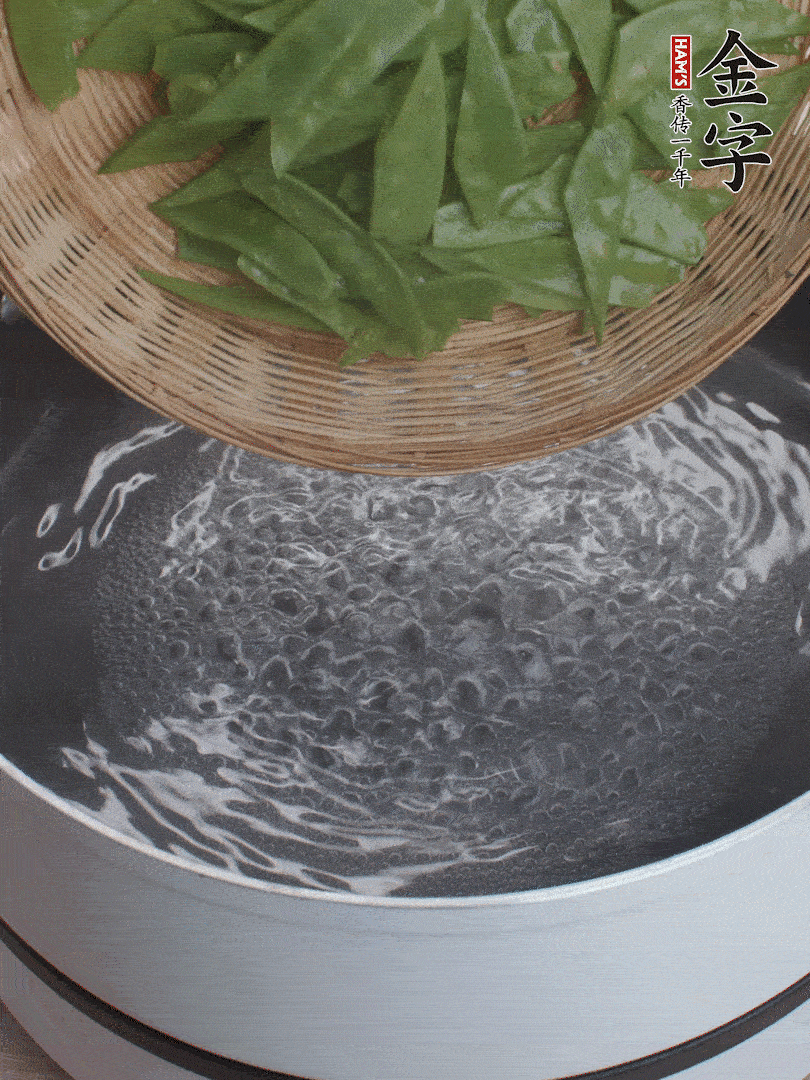 甜豆莢撕掉老筋，斜切兩半，焯水1分鐘。