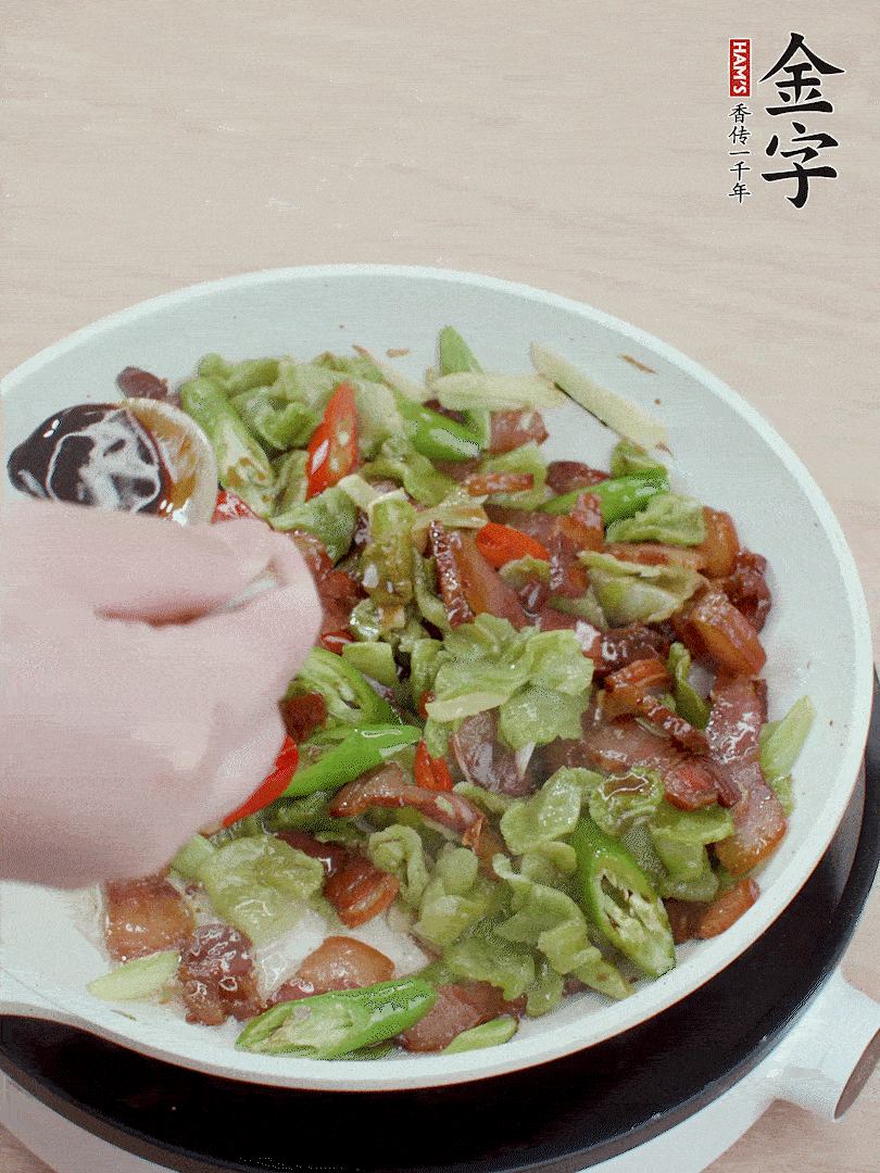 2勺生抽調(diào)味，最后撒蒜葉。