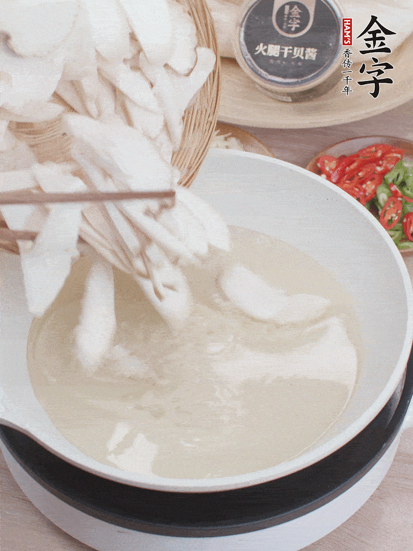 杏鮑菇切成片，油溫7層熱炸2分鐘。