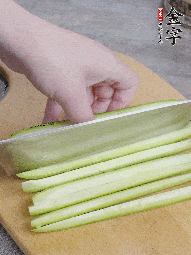 西葫蘆對半切，去瓤切條。