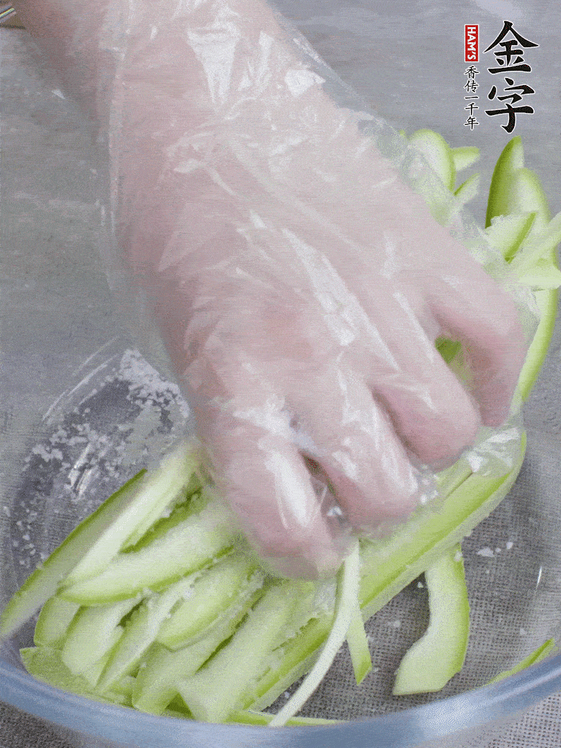 加鹽腌制15分鐘，清洗后擠干水份。