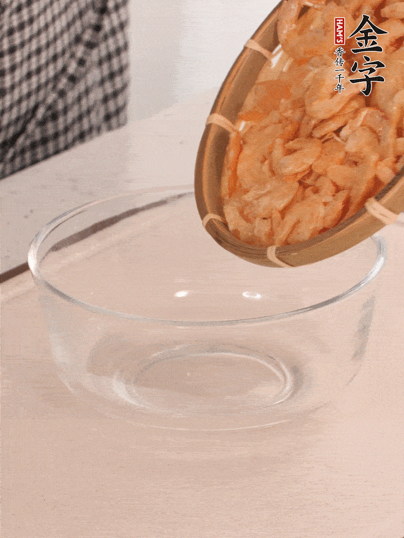 海米提前用溫水浸泡一會。