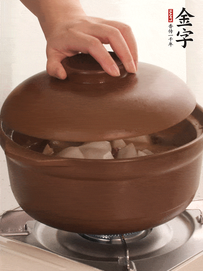 倒沒過食材的熱水，大火燒開。蓋上蓋子轉(zhuǎn)中小火，燉15-20分鐘。等蘿卜煮到喜歡的軟爛度就可以關(guān)火。