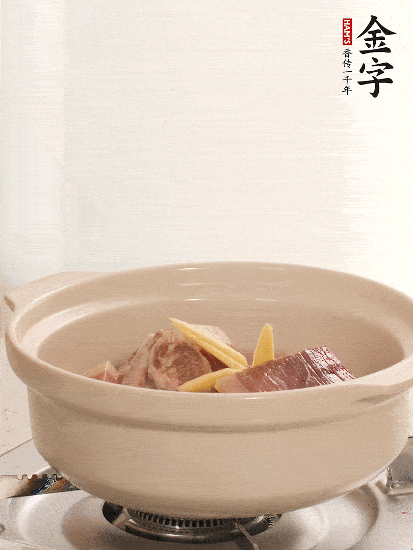 湯鍋放入排骨、火腿、姜，加適量水。煮開后轉(zhuǎn)小火燉40分鐘。