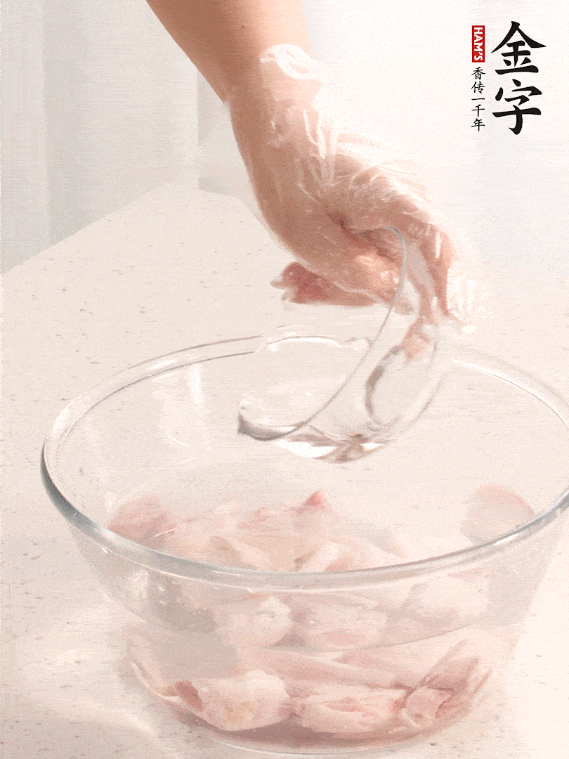 豬蹄除去雜毛、刮去油膩，斬成大塊，冷水浸泡半小時(shí)出血水，冷水下鍋，放入姜片、醋去腥，水燒開(kāi)大約2分鐘，撈出。（白醋能夠讓豬蹄更白凈）