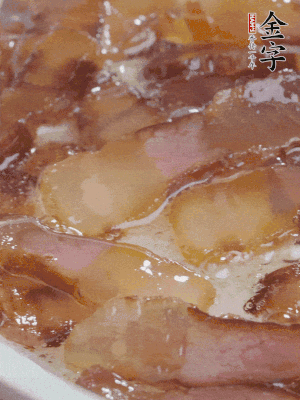 油5成熱，醬油肉煸香。
