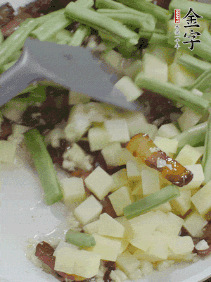 下蒜末、豆角、土豆塊翻炒。