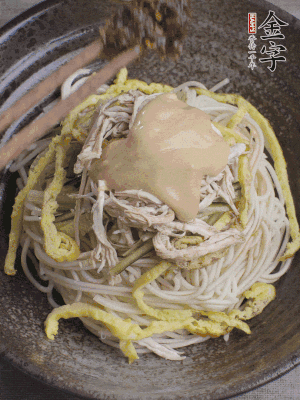 生抽1勺、醋1勺、芝麻醬1勺、金字火腿大師醬1勺。