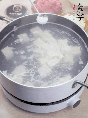 豆腐切成大小均勻正方體，鍋內(nèi)放水，加一點(diǎn)鹽焯水10秒。