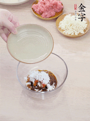 調(diào)料汁：金字火腿干貝醬2勺、剁椒1/2勺、生抽1/2勺、淀粉2勺、清水半碗。