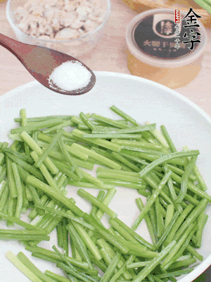 起鍋熱油，下韭菜苔炒至變色。加少許鹽。