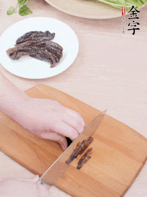 金字醬油肉下鍋煮10分鐘，切薄片。