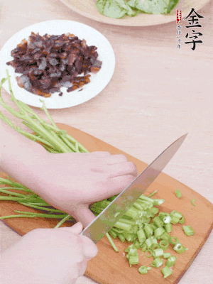 空心菜摘掉葉子，菜梗切成丁。