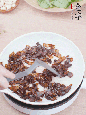 起鍋熱油，煸香醬油肉，撥拉到一邊。