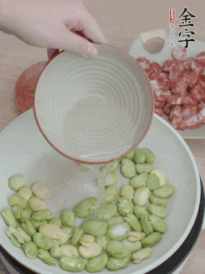 鍋中少油，下蠶豆略炒，加1/2勺鹽、一點(diǎn)糖、少許水炒勻。