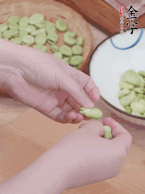 蠶豆剝殼，去掉豆衣，切碎。