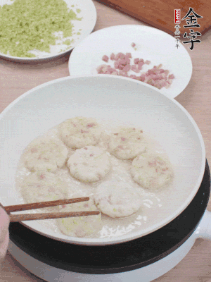 鍋中涼油，慢煎至兩面有脆殼。（油可以多一點）