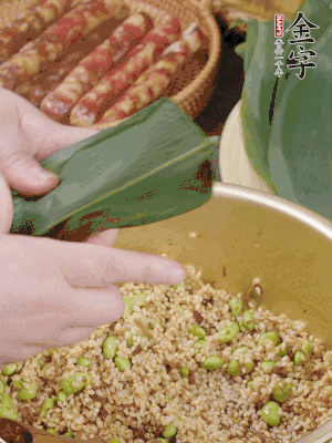 粽葉往下折，完全蓋住，兩側(cè)捏緊。