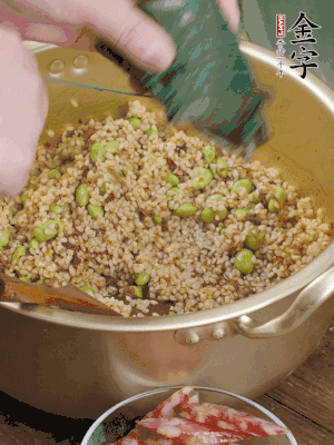 再附一張粽子，一齊向后折疊，線繩捆綁。