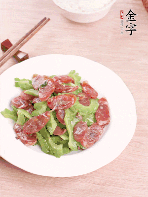 一小撮糖調(diào)味。