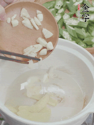 砂煲熱油，姜蒜、辣椒煸香。