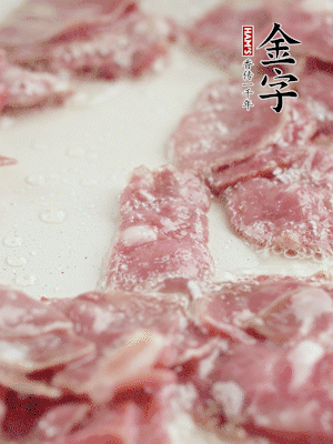 炒鍋熱油，下培根火腿煸炒。