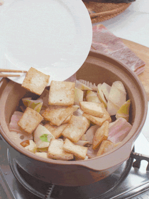 依次下春筍、豆腐，開水沒過食材。