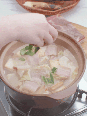 一小撮鹽、糖、雞精調(diào)味，最后撒點蒜葉點綴。