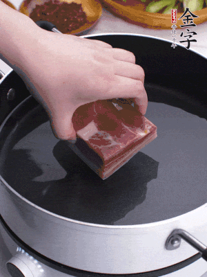 金字淡咸肉冷水入鍋煮15分鐘。