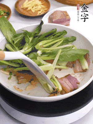 下小青菜翻炒，菜梆子變軟時，撒一點鹽、雞精調味。