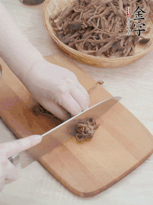 干茶樹菇浸泡過夜，去老根焯水，擠干水份。