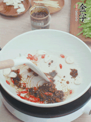 熱鍋涼油，姜蒜、辣椒、金字火腿xo醬炒香。